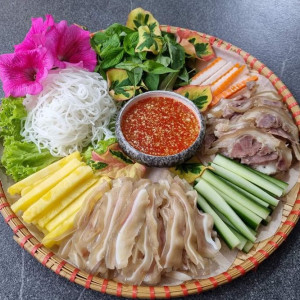 Gia đình cần một cô ,phụ giúp việc nhà , tại chung cư Him Lam Quận 7 , lương  10tr tháng .