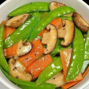 Tuyển gấp 1 cô giúp việc cho gđ em ạ