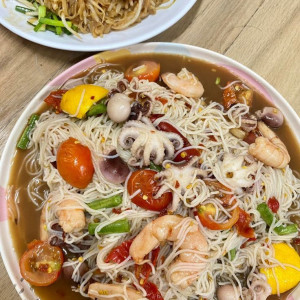 Gia đình em tuyển gấp 1 cô nấu ăn ngon đi làm liền trong ngày ạ