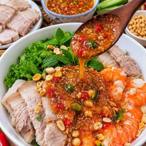 Nhà mặt phố có 1 lầu ngay gần cầu Rạch Ông- Quận 8- Tìm cô giúp việc nhà ( bao ăn ở)