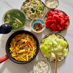 Việc nhà em đang cần tuyển ngay chị đến dọn dẹp nhà cửa đi làm liền luôn nha