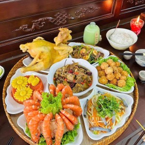 Gia dình em đang tuyển gấp 1 cô chăm ông đi làm bao ăn ở lại ạ