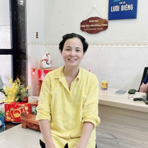 Cô hàng xóm của em mới ở quê lên , đang tìm việc bao ăn ở lại ạ