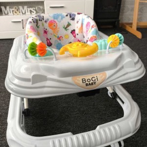 Nhà 1 trệt 1 lầu ở Vườn Lài, Tân Phú cần tuyển 1 chị chăm bé 9 tháng tuổi. LƯƠNG 13 TRIỆU Ạ