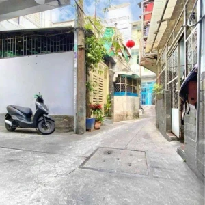 Gia Đình Ở Ngay Đường Lam Sơn Quận Phú Nhuận. Tìm Cô Giúp Việc Nhà !