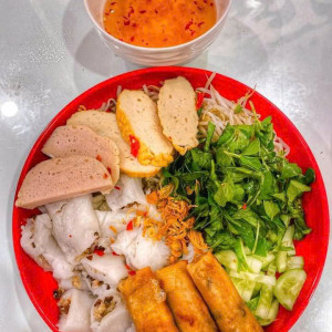 Tuyển gấp 1 cô nội trợ cho gia đình em ạ