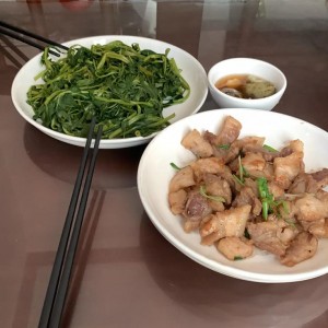 - Nhà 1 trệt 1 lầu cần tìm chị giúp việc nhà, nấu ăn, dọn dẹp nhà cửa.