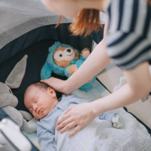 Nhà 1 trệt có 2 vợ chồng và 1 bé gái trên đường Lê Văn Việt q9, cần chị chăm bé Lương tháng 10 triệu, bao ăn ở