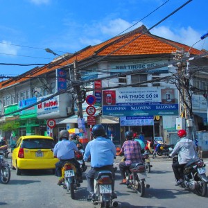 Trên đường nguyễn Tất Thành- Q4, nhà mặt phố chỉ có 1 trệt với gác lửng nhỏ cần cô về sắp xếp quán xuyên việc nhà cửa nha