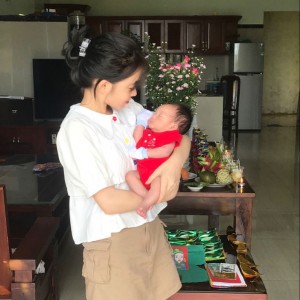 VỢ CHỒNG EM ĐANG TÌM 1 CHỊ CHĂM EM BÉ 7 THÁNG TUỔI ĐI LÀM LUÔN TRONG HÔM NAY NHÉ