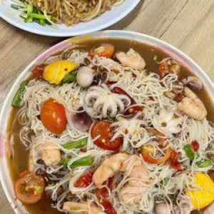 Em cần tuyển gấp 1 cô giúp việc nhà  đi làm bao ăn ở lại ạ