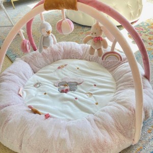 Gia đình e đang tìm người chăm bé đáng yêu tại chung cư Hoàng Anh Gia Lai Quận 8 ạ