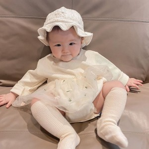 Nhà em cần gấp cô chăm bé  14 tháng tuổi ở Quận 3, bé ngoan, dễ thương lắm ạ.