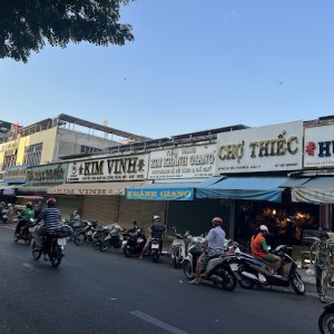 GIA ĐÌNH Ở GẦN CHỢ THIẾC CẦN TUYỂN  GẤP CÔ GIÚP VIỆC NHÀ Ở LẠI !!!