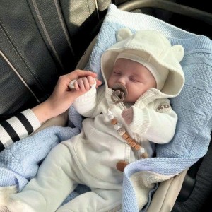 Bé nhà em được 5 tháng tuổi, tuyển cô về chăm sóc bé chu đáo !