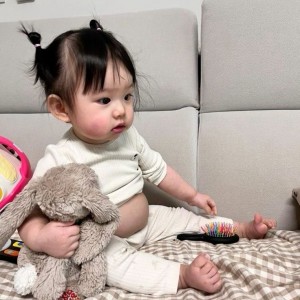 Nhà em cần gấp cô chăm bé 15 tháng tuổi ở Quận 3, bé ngoan, dễ thương lắm ạ.