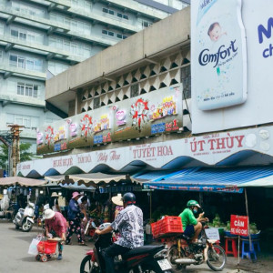 Nhà em ở gần chợ Xóm Chiếu Quận 4, cần tìm 1 chị người miền nào cũng được về trông coi nhà cửa giúp em nhé