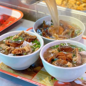 Nhà em ở ngay đường Phạm Hùng- Quận 8 Hiện đang Nhà 1 trệt 1 gác lửng nhỏ cần tìm cô gv về làm nội trợ cho gia đình