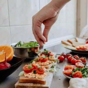 Gia Đình 4 Người Lớn Thường Xuyên Đi Công Tác Cần Cô Về Trông Coi Và Phụ Việc Nhà