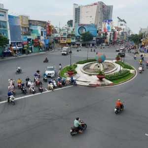Gia đình em cần tuyển 1 chị giúp việc dưới 60 tuổi, bao ăn ở lại ( không nhận đi về)