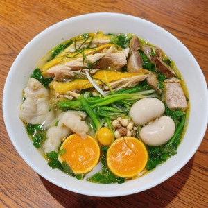 Nhà mặt phố có 2 lầu nhỏ 40m2 trên đường Bình Qưới quận Bình Thạnh tuyển ngay 1 cô người miền nào cũng được về phụ việc nhà cho gia đình em nha.