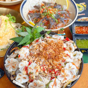 Tuyển gấp 1 cô chăm bé đi làm bao ăn ở lại ạ