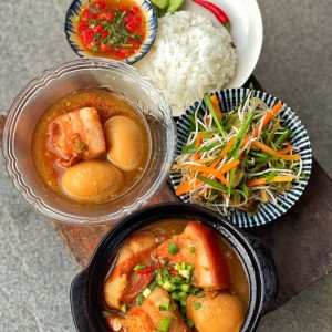 Nhà em mặt phố có 2 lầu ở gần chợ Bà Hom- Bình Tân. Muốn tìm chị dưới 59 tuổi về làm công việc nhà