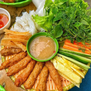 Gia đình em đang tuyển gấp 1 cô giúp việc nhà nấu ăn ngon đi làm bao ăn ở lại ạ