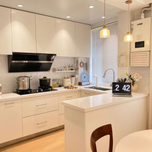 Trên đường trường Sa Quận Phú Nhuận. E tìm gấp chị giúp việc nhà làm ăn ở lại luôn với gia đình e có 2 vc trẻ và con gái được 9 tuổi.