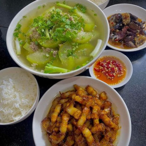 Nhà em 1 trệt 1 lầu 60m2 ở đường Trần Văn Bơ quận 4 cần  một chị giúp việc nhà ăn ở lại