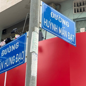 Nhà mặt phố 1 trệt với gác lửng nhỏ ở đường Huỳnh Mẫn Đạt Quận 5. Tuyển cô giúp việc nhà !