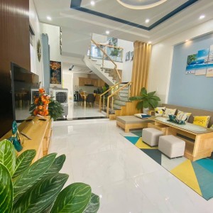 Chiều nay em cần 1 chị về làm ăn ở lại với gia đình em luôn.Lương tháng 14 triệu