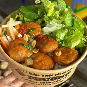 Nhà em ở mặt phố có 2 lầu ở chợ Bà Hom- Bình Tân. Muốn tìm chị dưới 59 tuổi về làm công việc nhà