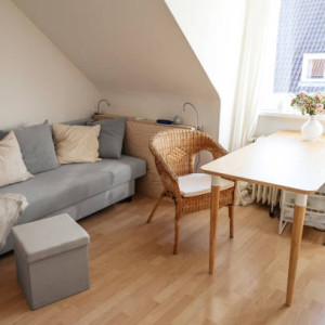 Hai mẹ con em đang ở khu Sala quận 2 cần chị giúp việc nấu ăn, dọn dẹp nhà cửa.