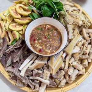 Cần 1 cô chăm ông bao ăn ở lại ạ