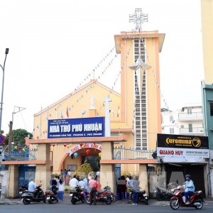 Ngay gần nhà thờ Phú Nhuận, tuyển gấp 1 chị giúp việc nhà cho gia đình 4 người lớn ( bao ăn ở) đi làm ngay luôn nha.