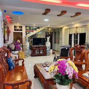 VIỆC GẤP ĐANG CẦN CHỊ ĐẾN LÀM Ở LẠI LUÔN CÙNG GIA ĐÌNH EM NHÉ