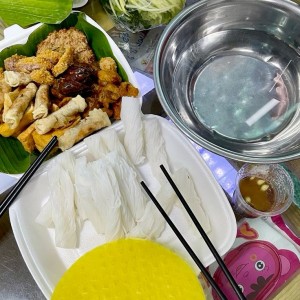 Nhà em đang cần tìm một cô giúp việc nhà làm ăn ở lại cho nhà có 2 vợ chồng trẻ ngoài 30 tuổi