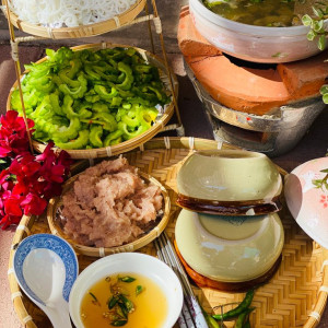 Chào các cô, nhà con đang cần tuyển 1 cô giúp việc cho gia đình có 3 người