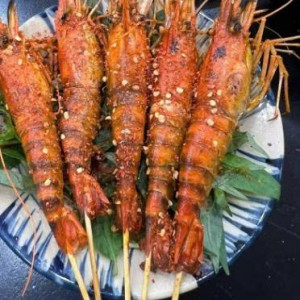 Gia đình tuyển gấp 1 cô chăm ông đi làm bao ăn ở lại ạ