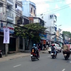 Nhà mặt phố 1 trệt với gác lửng nhỏ ở đường Bạch Mã Quận Tân Bình. Tuyển gấp cô đến phụ giúp việc nhà cửa nha