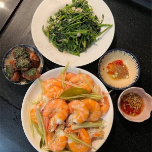 Ngay chợ Cây Gõ em đang cần tuyển ngay 1 cô giúp việc làm ăn ở lại luôn cho nhà e có 3 người lớn