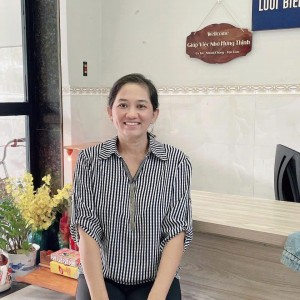 Em đang tìm việc cho chị gái em ở quê mới lên ạ