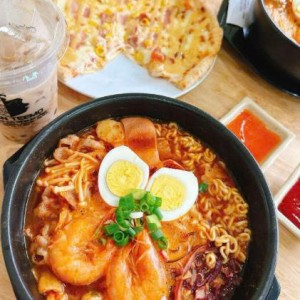 Tuyển gấp 1 cô chăm bé sơ sinh bao ăn ở lại ạ