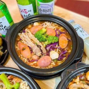 Tuyển gấp 1 cô chăm ông đi làm bao ăn ở lại ak