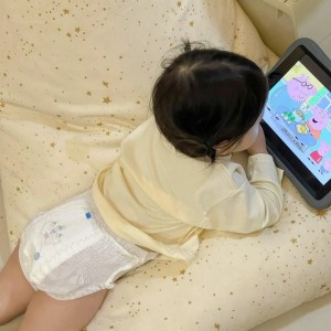 Bé nhà em 15 tháng tuổi chỉ làm những việc liên quan đến bé , KHÔNG CẦN LÀM VIỆC NHÀ