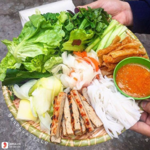 Gia đình em đang tuyển gấp một cô chuyên nấu ăn ngon đi làm bao ăn ở lại ạ