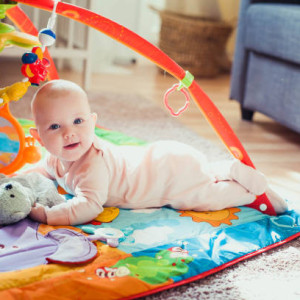 Cần gấp 1 chị chăm bé ở trên đường Nguyễn Văn Linh quận 7, diện tích nhỏ, 1 lầu