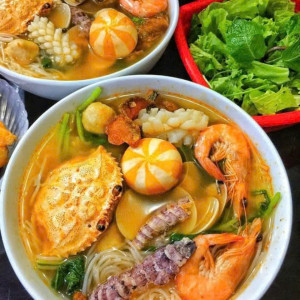 Em đang tuyển gấp 1 cô nấu ăn cho gđ em ạ