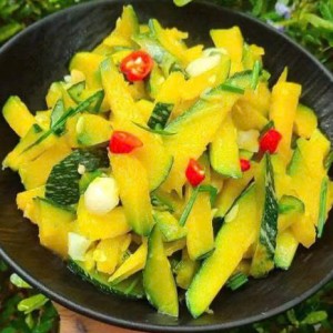 Gia đình em cần người chăm bé 3 tuổi ạ